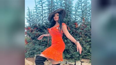 دومينيك حوراني تعتمد الساق المكشوفة في أحدث إطلالتها للكريسماس (صور)