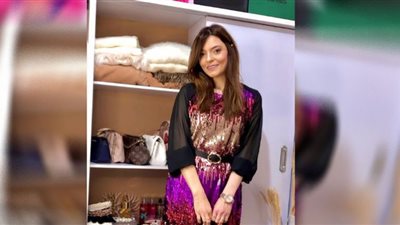 للكريسماس.. طريقة عمل فستان سوارية بدون خياطة في دقيقتين على خطى البلوجر ساليستا (صور وتفاصيل)