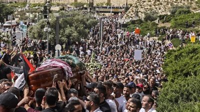 الاتحاد الأوروبي يعرب عن استيائه إزاء مشاهد العنف خلال جنازة شيرين أبو عاقلة