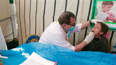 الكشف الطبي علي 2124 مريض بالقافلة الطبية في قرية 