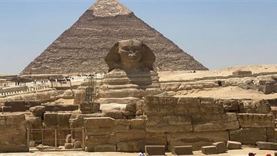 صور.. زحام أمام تمثال أبو الهول للاطمئنان على عينيه