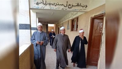 طلاب النقل بالثانوية الأزهرية بسوهاج يؤدون إمتحان البلاغة دون شكوى