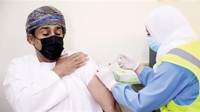 عُمان تفرض شهادة تطعيم كورونا شرطًا لدخول الموظفين مقار عملهم