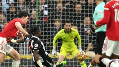 الدوري الإنجليزي.. نيوكاسل يتقدم علي مانشستر يونايتد بهدف مبكر في الشوط الاول