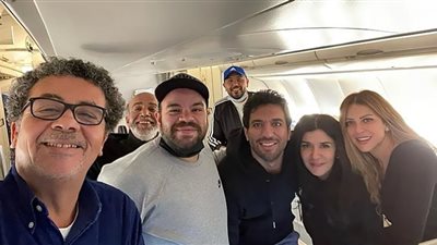 فريق مسرحية في نص الليل بمطار القاهرة استعدادا لعرض ليلة رأس السنة (صور)