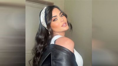 أسماء جلال تُبهر متابعيها بالفوشيا وتتصدر غلاف إحدى المجلات