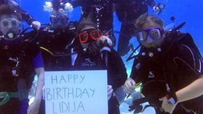 Lidija سائحة أجنبية تحتفل بعيد ميلادها فى رحلة غطس تحت الماء بالغردقة