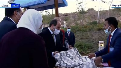 أحد العارضين يهدي السيسي 