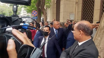 صور.. وزير الخارجية يقدم واجب العزاء في الصحفي الراحل صلاح منتصر