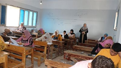طلاب اعدادية البحيرة يؤدون الإمتحان في مادتي الهندسة والتربية الفنية