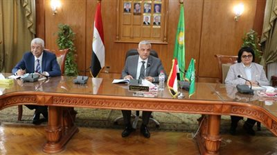 رئيس جامعة المنوفية يقترح إدراج جائزة للإبتكار والإبداع فى جلسة لجنة الجوائز
