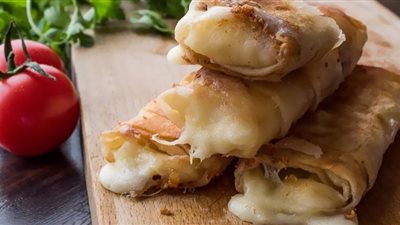 لعشاق الجبنة.. طريقة عمل تورتيلا بالموتزاريلا والبيبروني