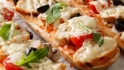 لتوفير الوقت.. طريقة عمل بيتزا بالخبز والجبن