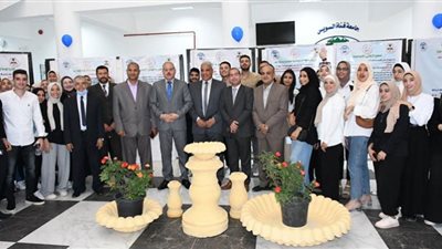 رئيس جامعة القناة يرأس مجلس كلية الآداب ويفتتح معرض نواتج التعلم