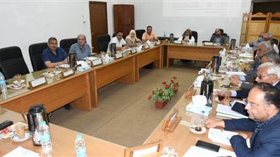 رئيس جامعة القناة يؤكد على توجيه مشروعات التخرج نحو المجتمع