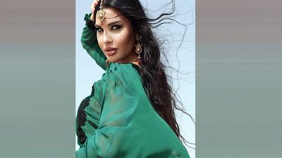 لاميتا فرنجية تستعرض أنوثتها بفستان أبيض لافت (صور)