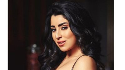 أيتن عامر تعتمد البنطلون الممزق وتحتفل بالـ 12 مليون متابع عبر إنستجرام