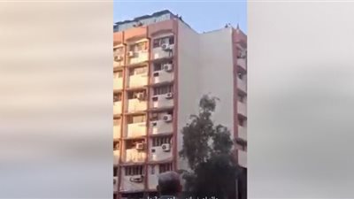 فيديو.. لحظة تهديد المتهم بقتل الطفلة مكة في الطالبية بالانتحار قفزًا من أعلى المحكمة