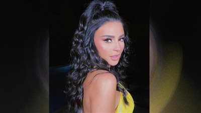 ماغي بو غصن تواكب موضة فساتين 2022 بالبنفسج اللامع