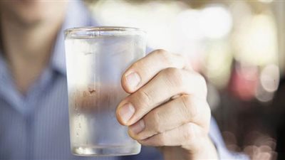 أبرزها احتفاظ الدهون في الجسم.. أضرار شرب الماء البارد بعد الأكل مباشرةً
