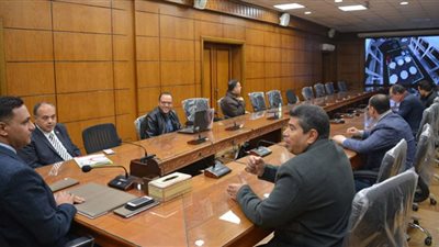 محافظ الدقهلية يناقش مع ممثلى الجمعية التعاونية للبترول التصميمات النهائية لمشروع تطوير جراج المحافظة