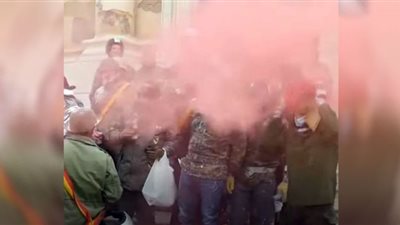 شاهد.. حرب ضروس بالبيض والدقيق في مهرجان بإسبانيا