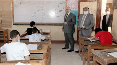 فرحة طلاب الشهادة الإعدادية بسهولة امتحان اللغة العربية في بني سويف