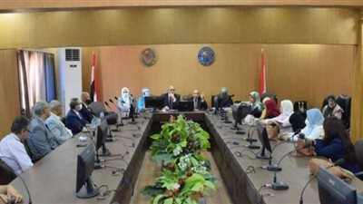 رئيس جامعة بني سويف يستعرض الرسومات الإنشائية النهائية لكلية الطب الجديدة