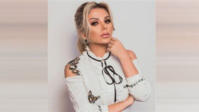 بصيحة الـ وان شولدر.. رزان مغربي تتألق بالأصفر في أحدث ظهور