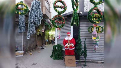 سانتا كلوز يشعر بخيبة الأمل.. والتُجار يشتكون من ضعف الإقبال