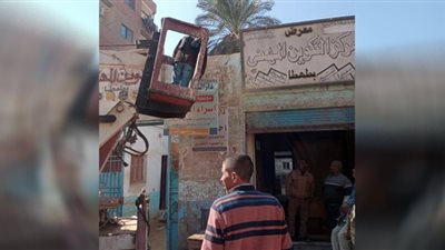 رفع الإعلانات واللافتات المخالفة بشوارع وميادين طهطا