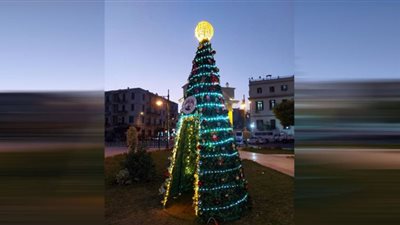 صور.. حي عابدين يتزين احتفالًا بالعام الجديد وينافس المولات على أجمل شجرة كريسماس