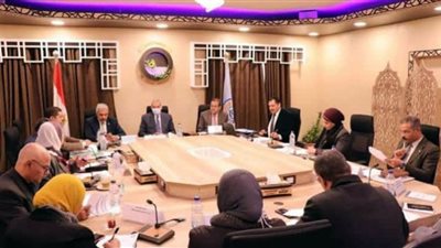 رئيس جامعة سوهاج يستعرض تجربة الجامعة في محو الامية