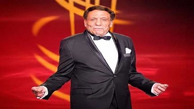 لو كنا في بلد ثاني كان مشواره ادرس .. المخرج عمرو سلامة يحتفل بعيد ميلاد الزعيم عادل إمام