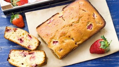 بالخطوات.. طريقة عمل كيكة الفراولة اللذيذة