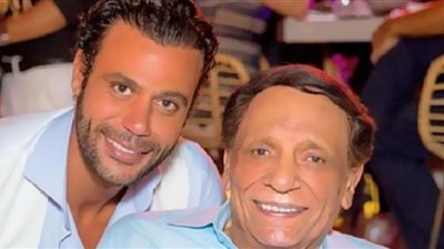 أحفاده اقتحموا عليه البيت بالتورتة.. تفاصيل الاحتفال بعيد ميلاد عادل إمام الـ 82 (فيديو)