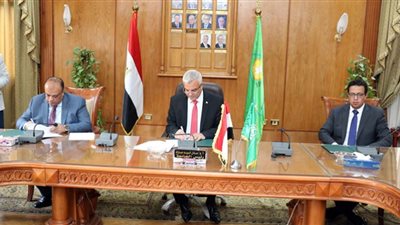 رئيس جامعة المنوفية يوقع عقد توريد جهاز قسطرة لمستشفيات الجامعة