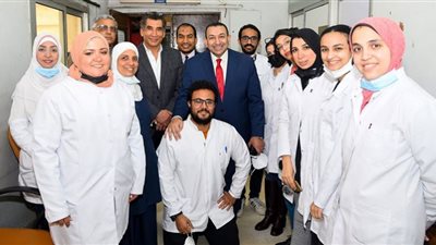 طبيب مصري بأمريكا يطلق قافلة طبية لحي الأسمرات
