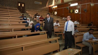 شاهد .. رئيس جامعة سوهاج يتفقد امتحانات القبول ببرنامج التعليم المدمج