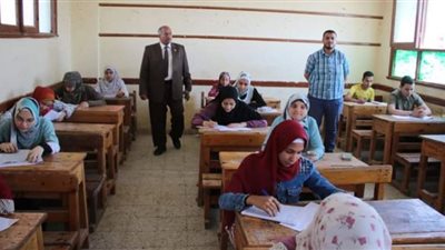 بعد ضبط طالب بتليفون.. إحالة رئيس لجنة بامتحانات الإعدادية ببني سويف للتحقيق