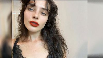 Cannes 2022.. كاثرين لانجفورد تتألق على الريد كاربت بفستان لامع توقيع Prada