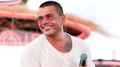 (بالفيديو) قصة اعلان عمرو دياب المثير للجدل| رد فعل صادم من الهضبة بعد اتهامه بالتحرش