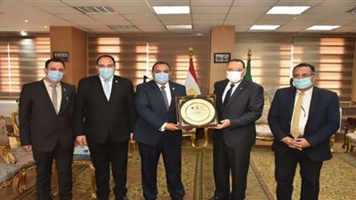 محافظ الشرقية يشيد ببرنامج سفراء الوعي والذي نظمته مؤسسة القادة للعلوم الإدارية