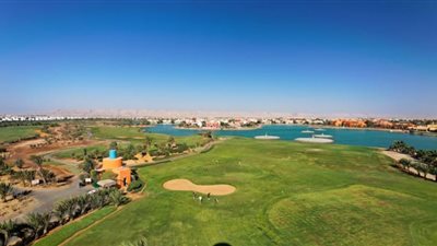 وصول الوفود المشاركة في بطولة مصر الدولية لسيدات الجولف الى الجونة