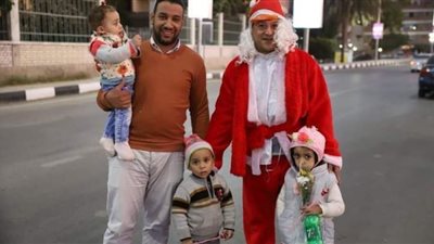 احتفالا بالعام الجديد .. بابا نويل يظهر بشوارع سوهاج ليوزع الهدايا على السوهاجيين