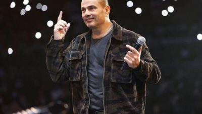 عمرو دياب يشعل موسم الرياض ويضع بصمته على جدار المشاهير