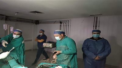 وكيل صحة المنوفية يشارك في إجراء عمليات جراحية