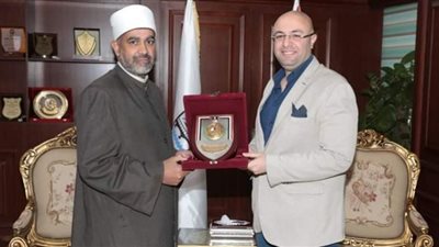 بمناسبة انتهاء فترة عمله.. محافظ بني سويف يُكرّم وكيل الأوقاف