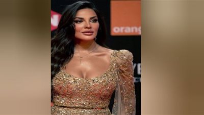 نادين نجيم تحتفل بليلة رأس السنة بفستان جرئ (صور)