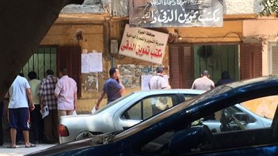 توافد المواطنين على مكتب التموين بالدقي لتسجيل رقم الهاتف على البطاقات التموينية ( صور)